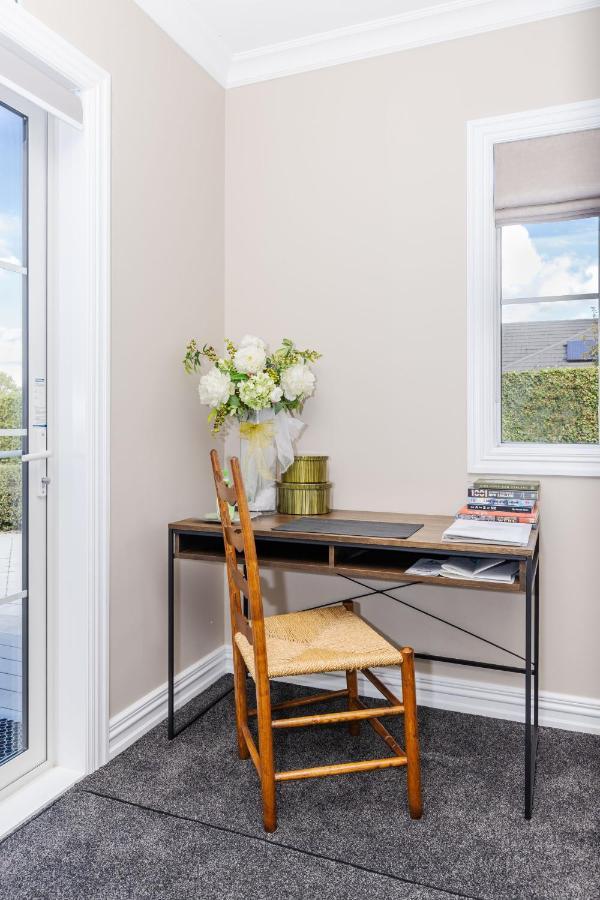 Sweet Magnolia 1 Or 2 Bedroom Suite St Kilda Cambridge With Complimentary Continental Breakfast Exterior photo