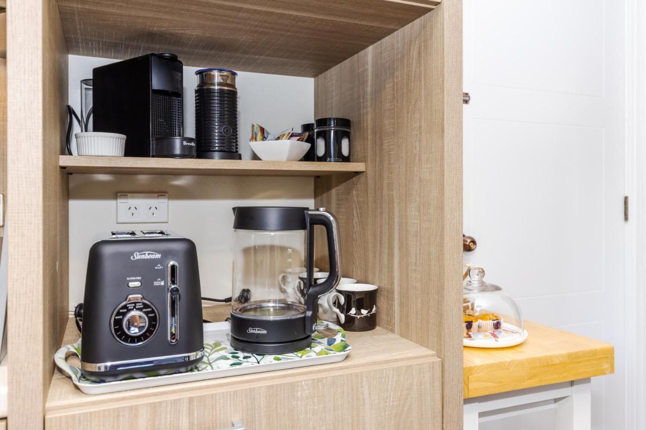 Sweet Magnolia 1 Or 2 Bedroom Suite St Kilda Cambridge With Complimentary Continental Breakfast Exterior photo