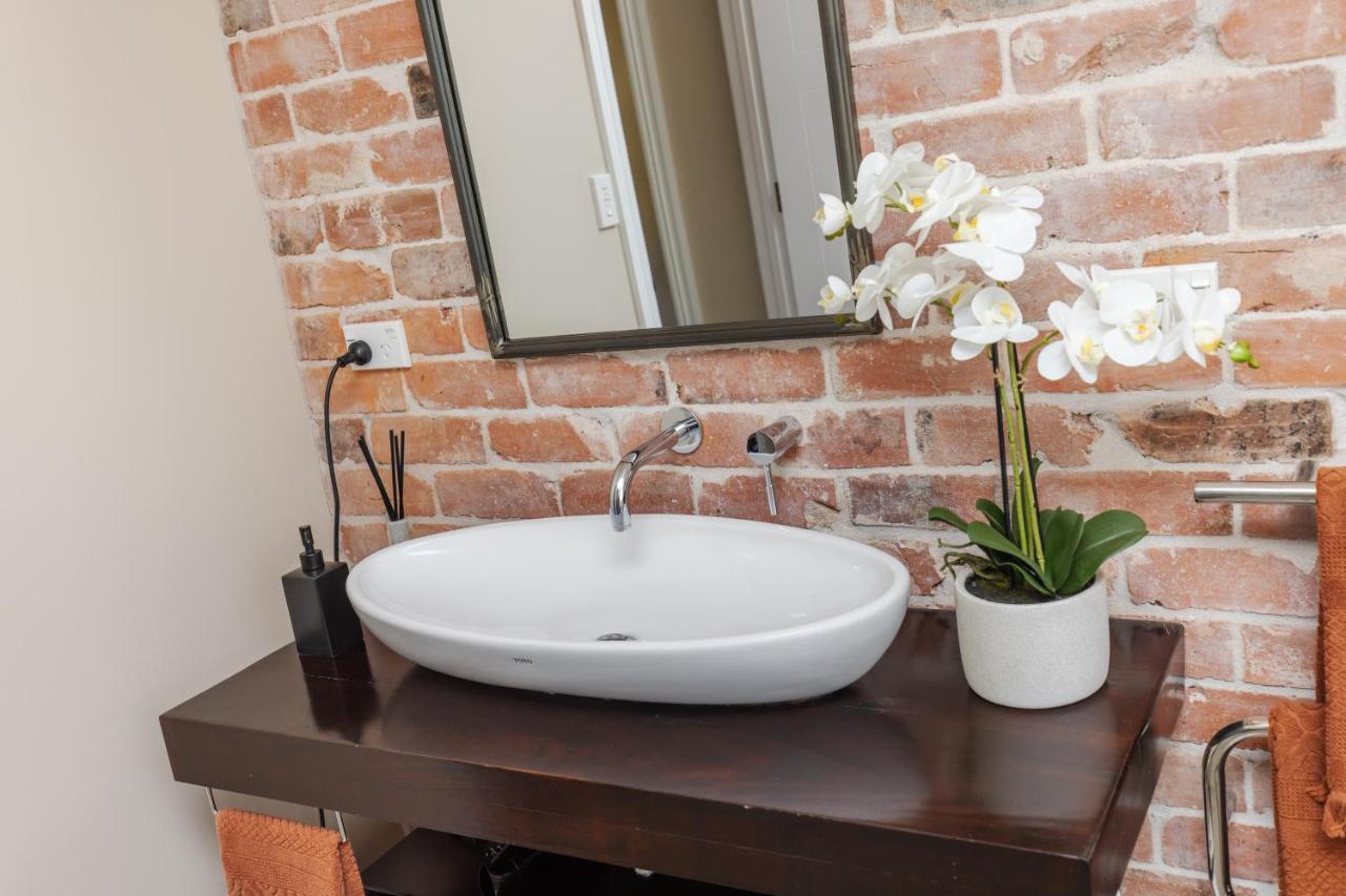 Sweet Magnolia 1 Or 2 Bedroom Suite St Kilda Cambridge With Complimentary Continental Breakfast Exterior photo
