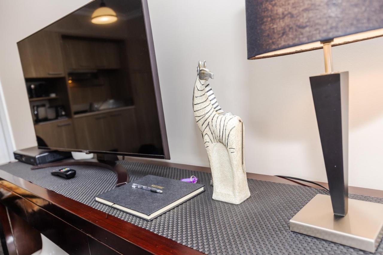 Sweet Magnolia 1 Or 2 Bedroom Suite St Kilda Cambridge With Complimentary Continental Breakfast Exterior photo